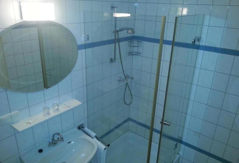 חדר סטנדרט לשלושה, Restaurant Rückert