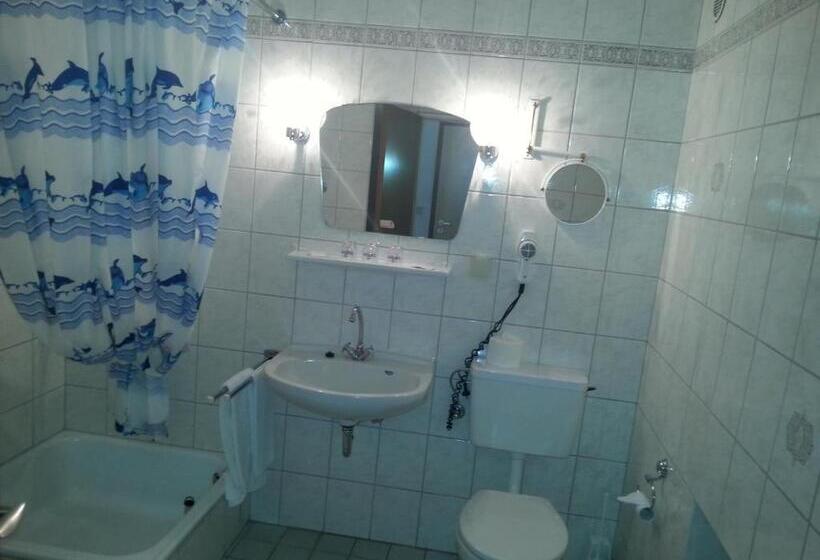 חדר סטנדרט לארבעה, Restaurant Rückert