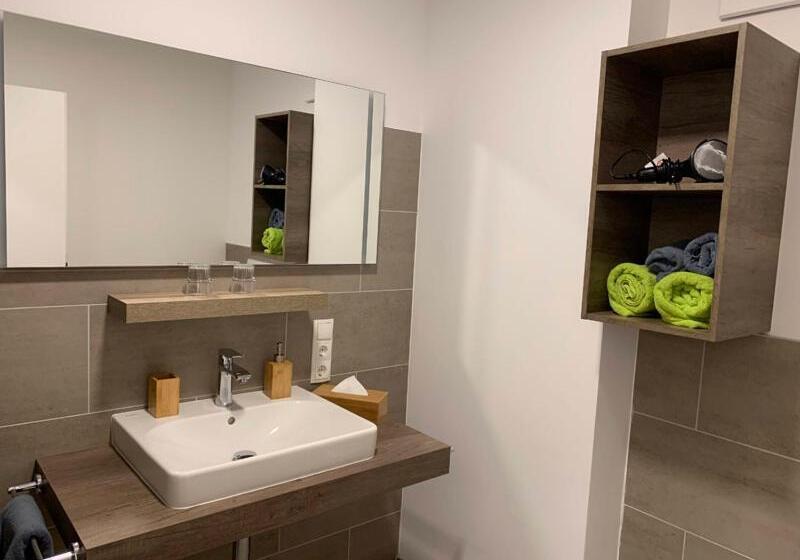 이코노미 룸, Schmidt S Hoern