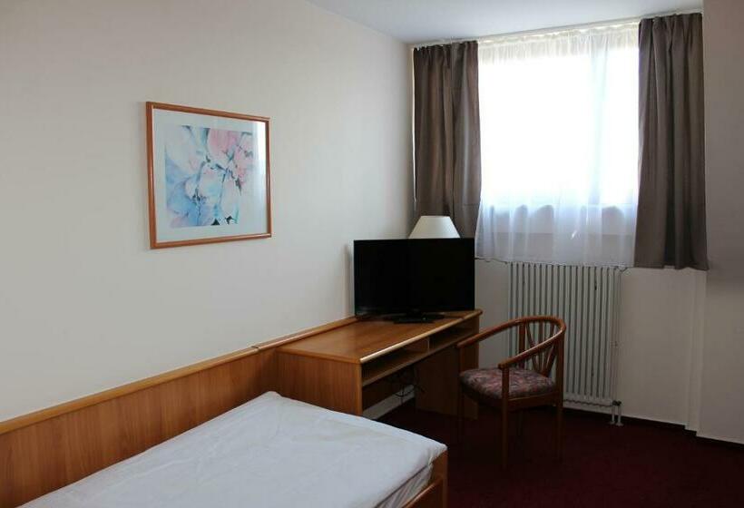 标准单人间, Zur Moselbrücke