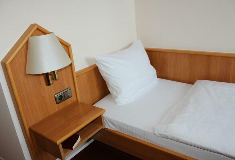 标准单人间, Zur Moselbrücke