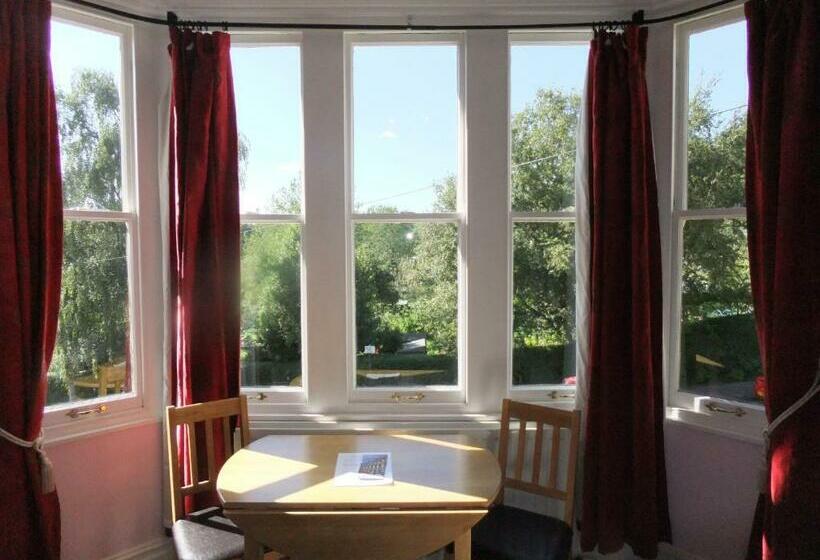 ファミリールーム, Elgin Villa