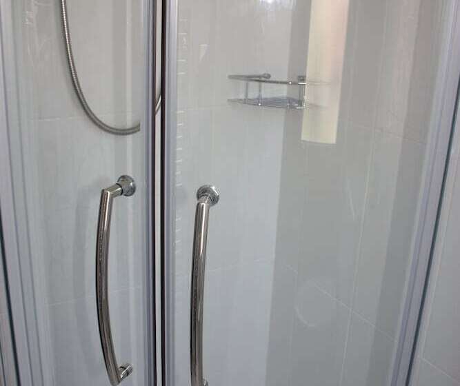 חדר משפחתי, Linhill Guest House