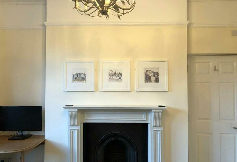 デラックスルーム, The Hive At 52