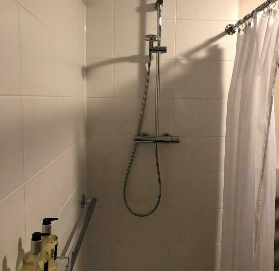 デラックスルーム, The Hive At 52