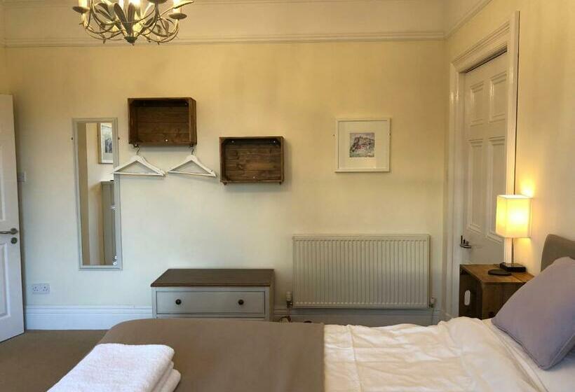 デラックスルーム, The Hive At 52