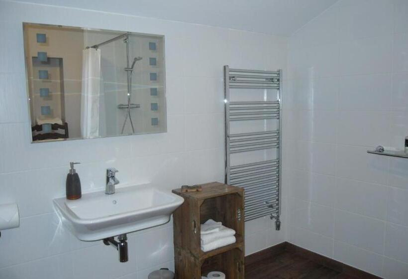 デラックスルーム, The Hive At 52