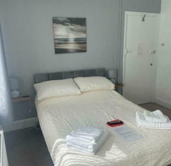 غرفة قياسية, The Saxby