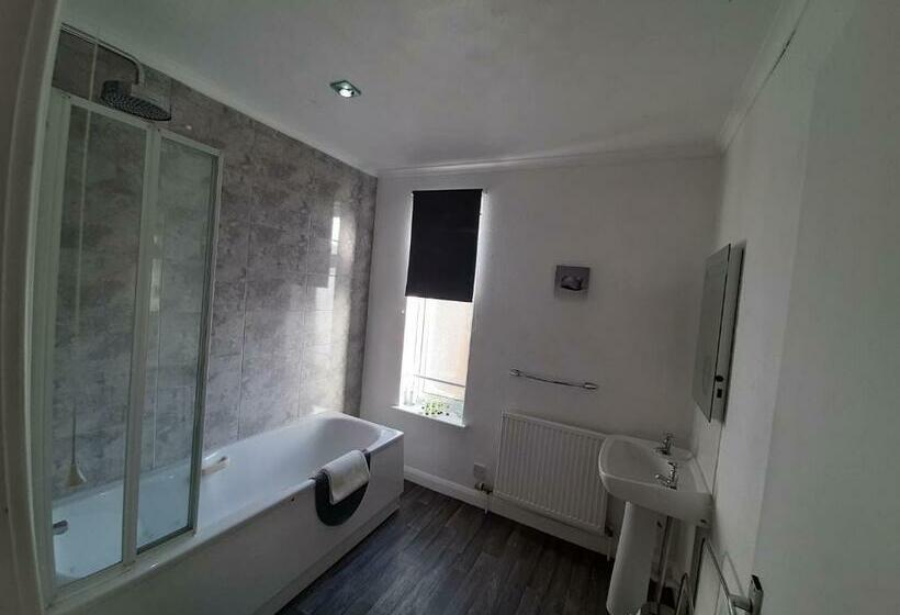 جناح عائلي, The Saxby