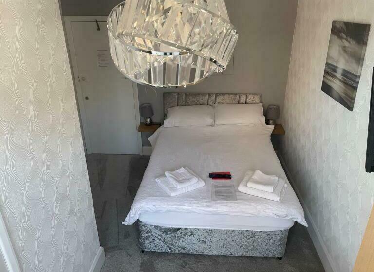 غرفة قياسية, The Saxby