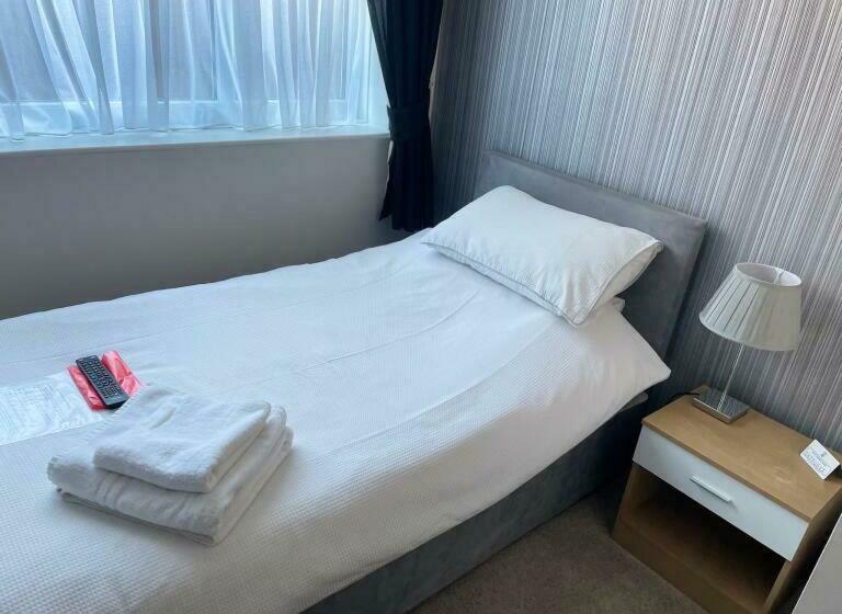 غرفة قياسية فردية, The Saxby