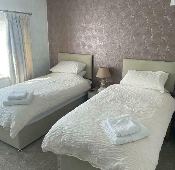 غرفة ديلوكس, The Saxby