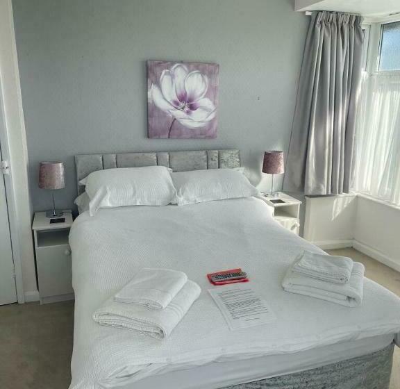 جناح عائلي, The Saxby