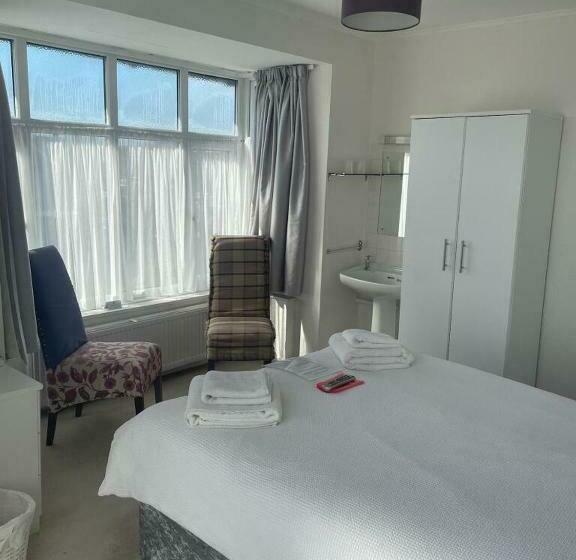 جناح عائلي, The Saxby