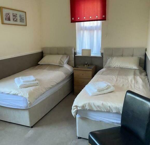 غرفة قياسية, The Saxby