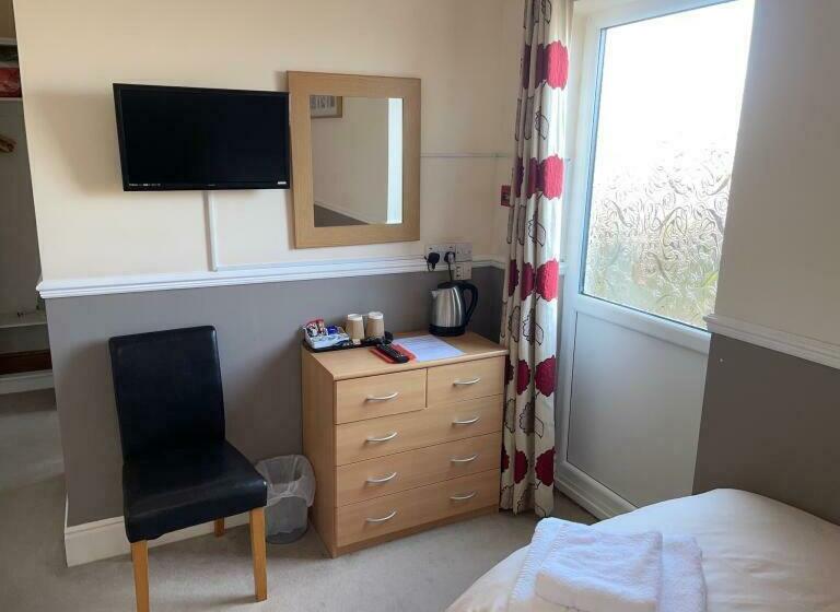 غرفة قياسية, The Saxby