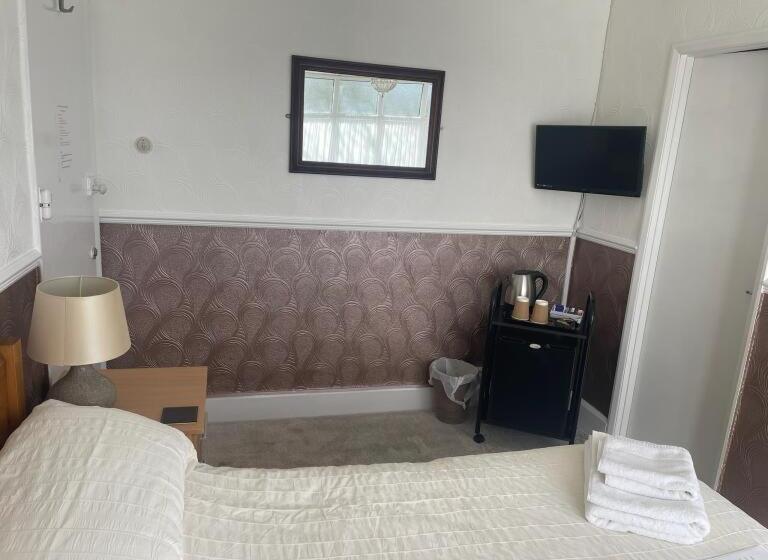 غرفة ديلوكس, The Saxby