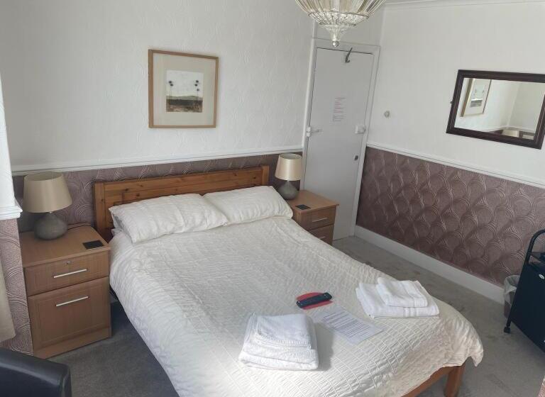 غرفة ديلوكس, The Saxby