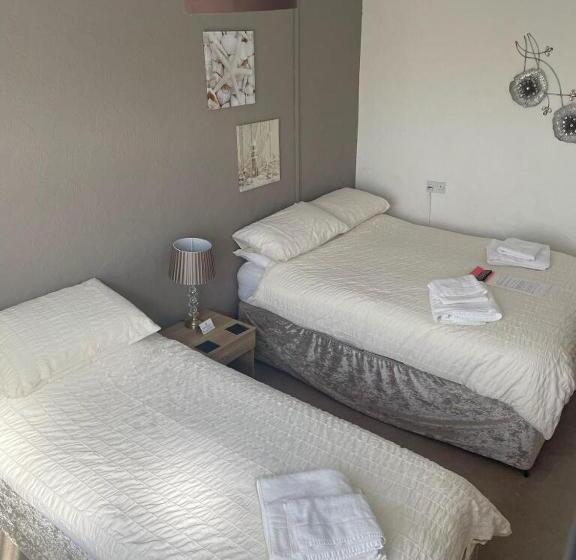 غرفة ديلوكس, The Saxby