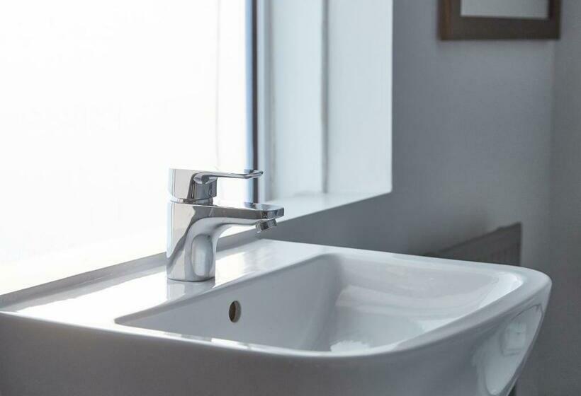 スタンダードルーム, The Spyglass & Kettle By Greene King Inns