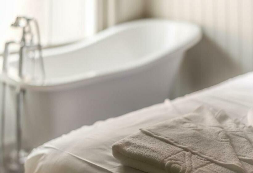 חדר סטנדרט לשלושה, Wheatsheaf