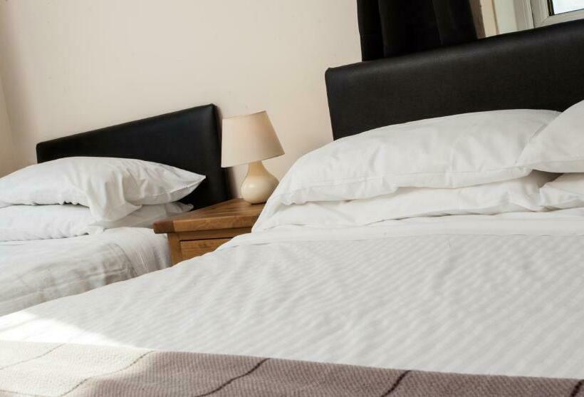 اتاق استاندارد سه نفره, Tuckers Inn