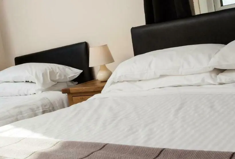 Standard Kolmen Hengen Huone, Tuckers Inn