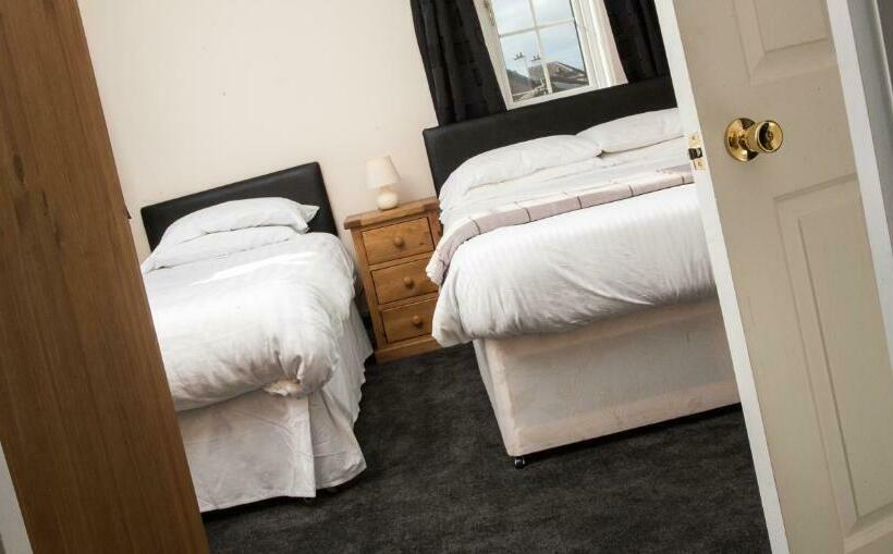 اتاق استاندارد سه نفره, Tuckers Inn