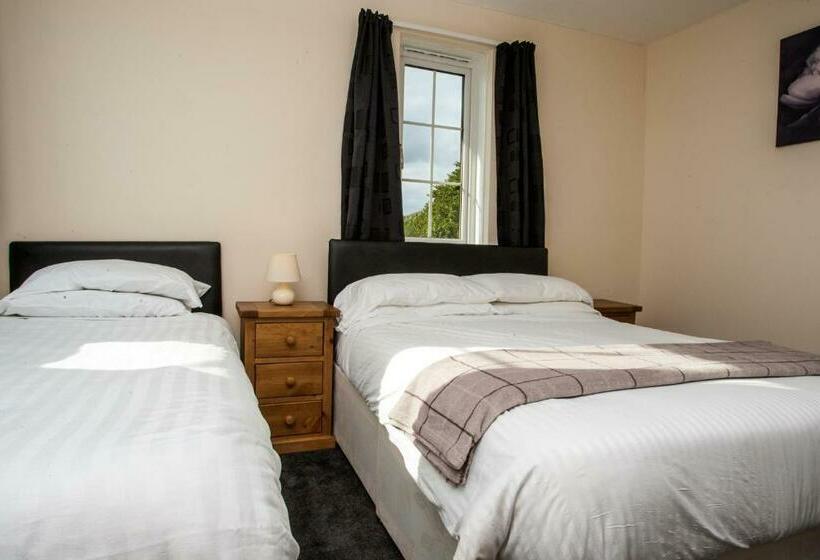 اتاق استاندارد سه نفره, Tuckers Inn