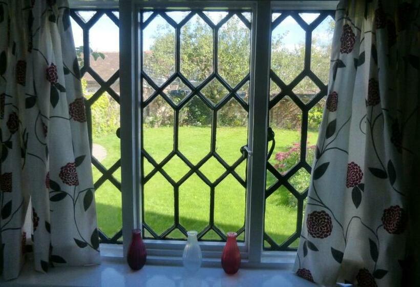 标准三人间, Strawberry Cottage B&b