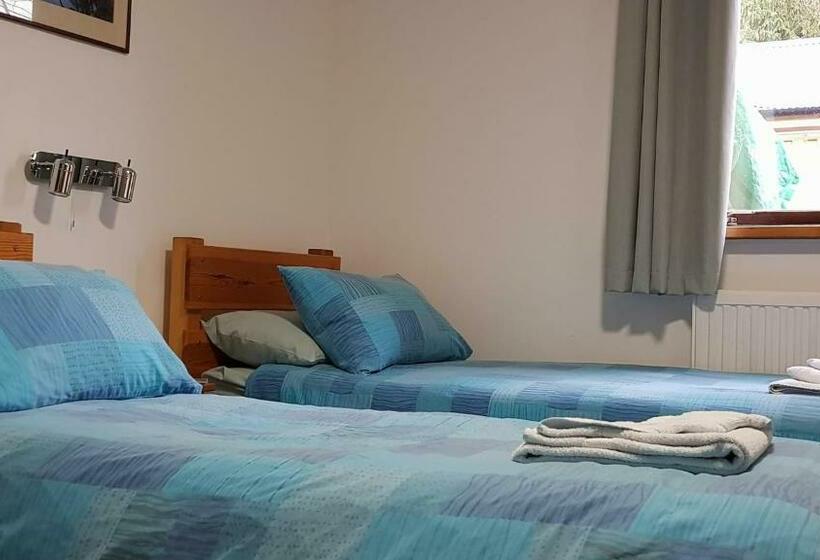 غرفة عائلية, Insh Hall