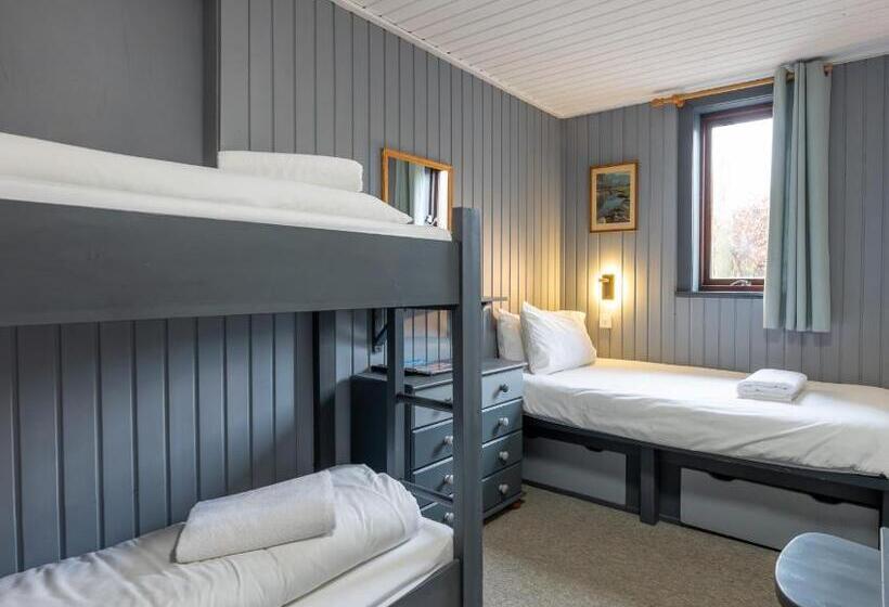 غرفة قياسية ثلاثية, Insh Hall