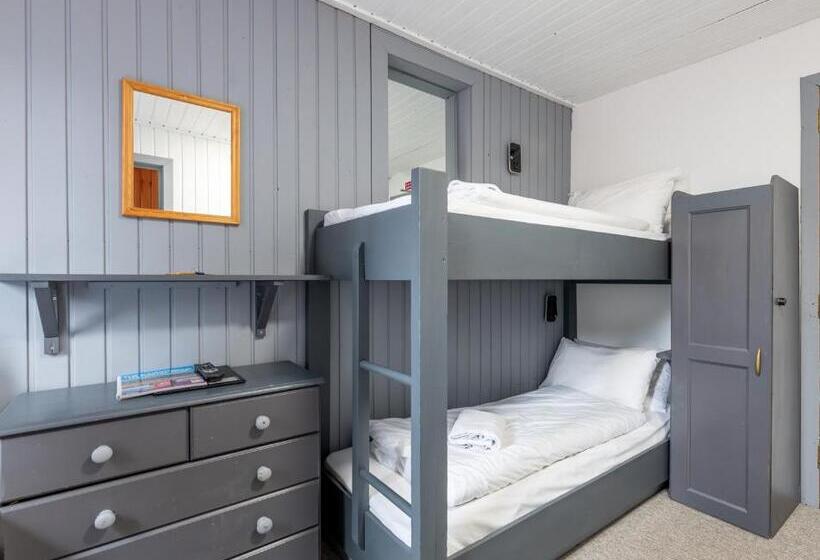 غرفة قياسية ثلاثية, Insh Hall