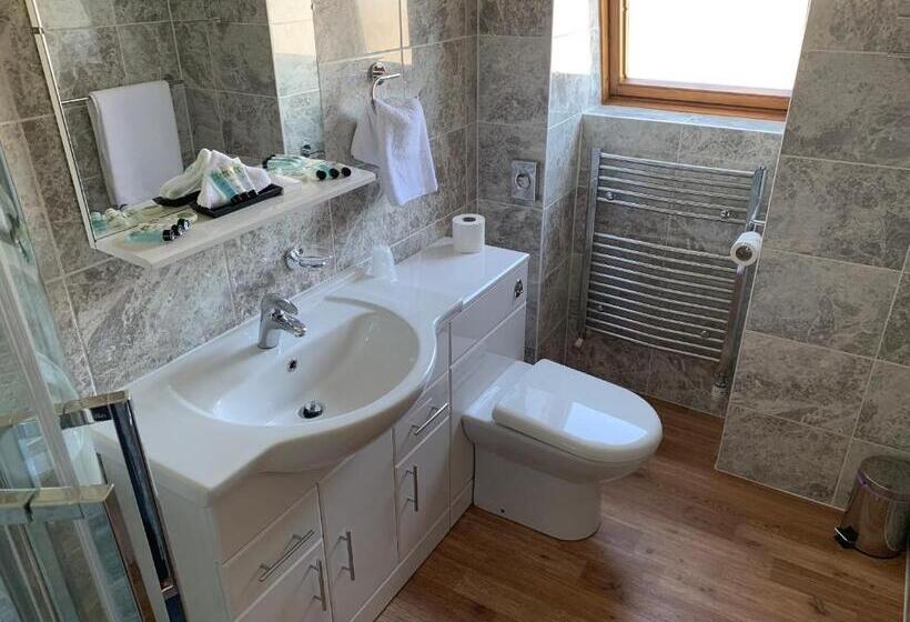 Семейный Номер, Lyndon Guest House