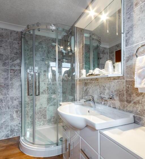 Семейный Номер, Lyndon Guest House