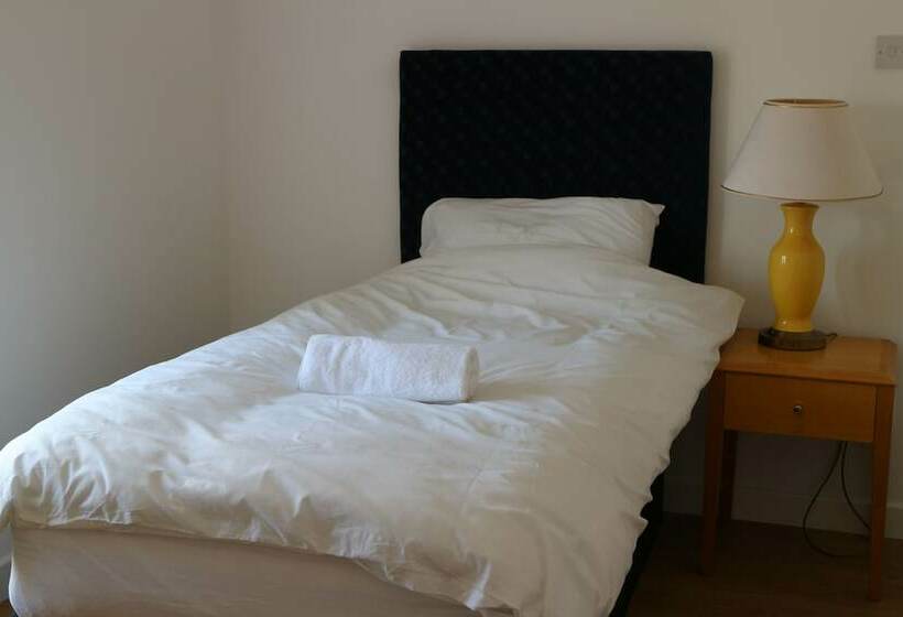 スタンダードシングルルーム, Oscar Lodge