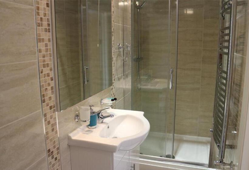 ファミリールーム, Oscar Lodge