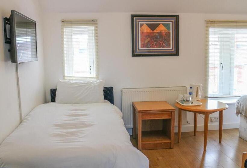 ファミリールーム, Oscar Lodge