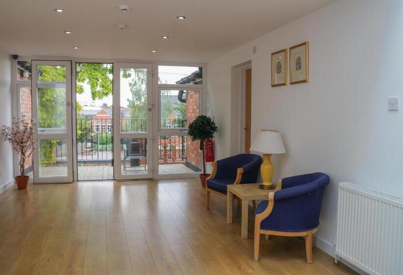 ファミリールーム, Oscar Lodge