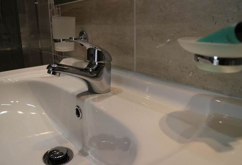 ファミリールーム, Oscar Lodge