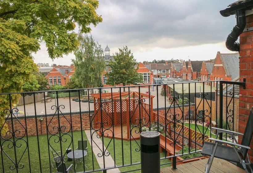 ファミリールーム, Oscar Lodge