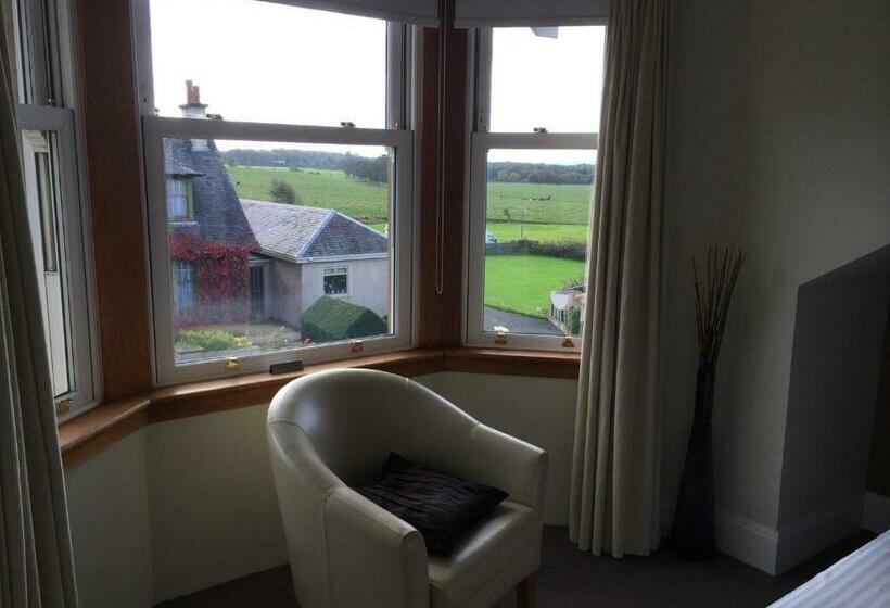 חדר משפחתי, No.2 Troon Road