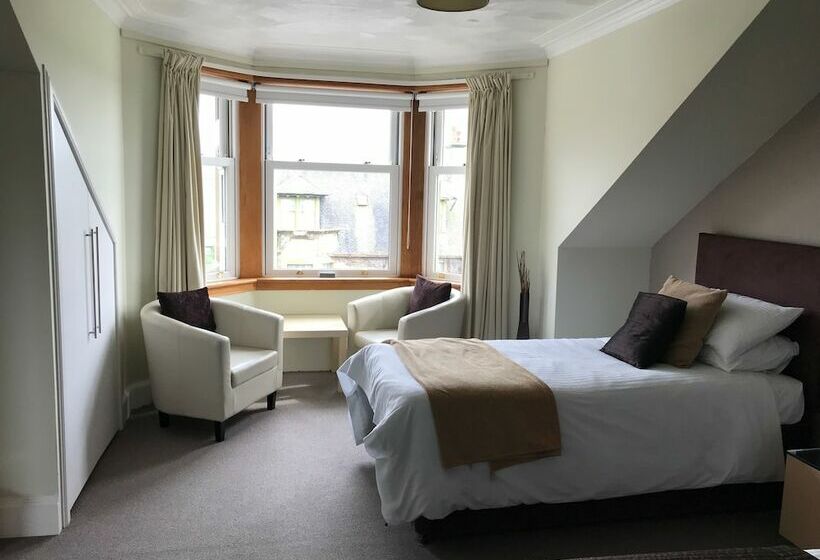 חדר משפחתי, No.2 Troon Road