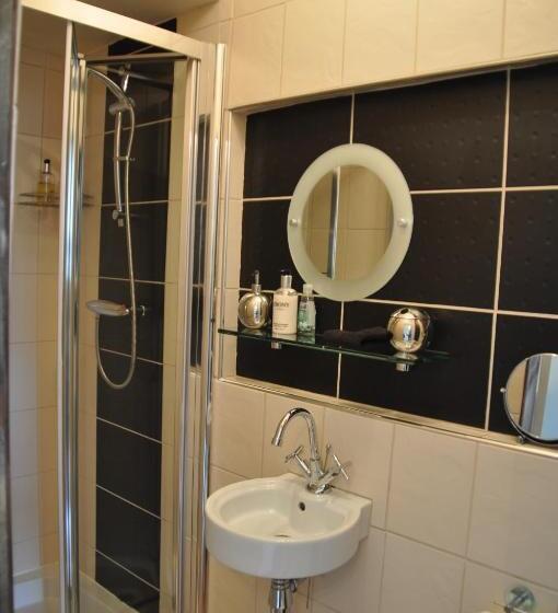 غرفة أساسية, The Bank Guest House