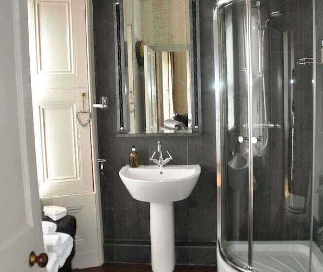 غرفة قياسية, The Bank Guest House