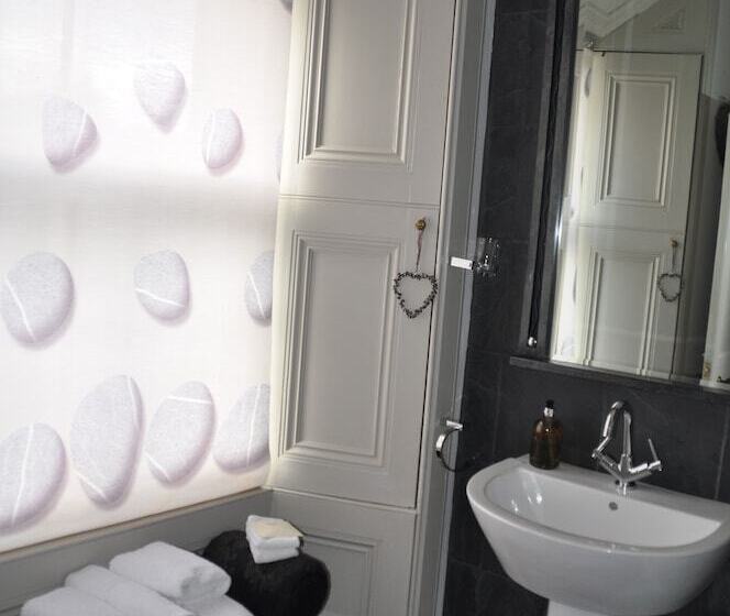 غرفة قياسية, The Bank Guest House