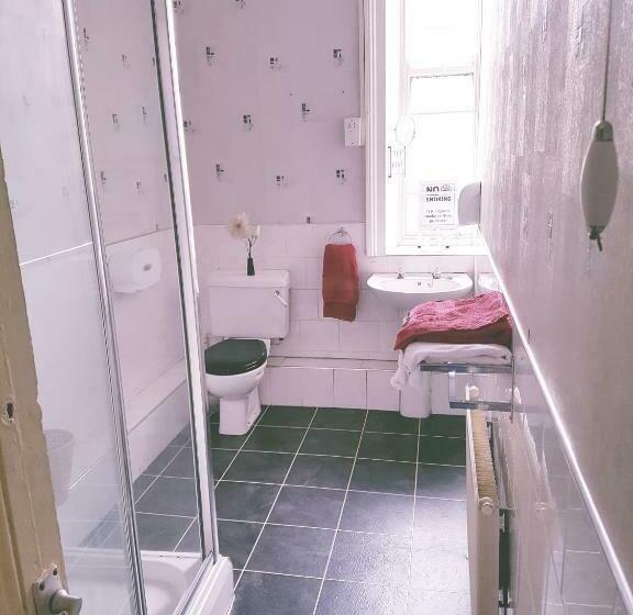 스탠다드 4인용 룸 공용 욕실, The King S Head