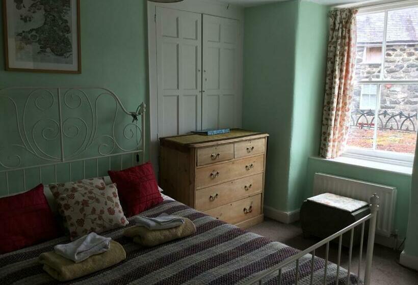 패밀리 룸, Ty Seren