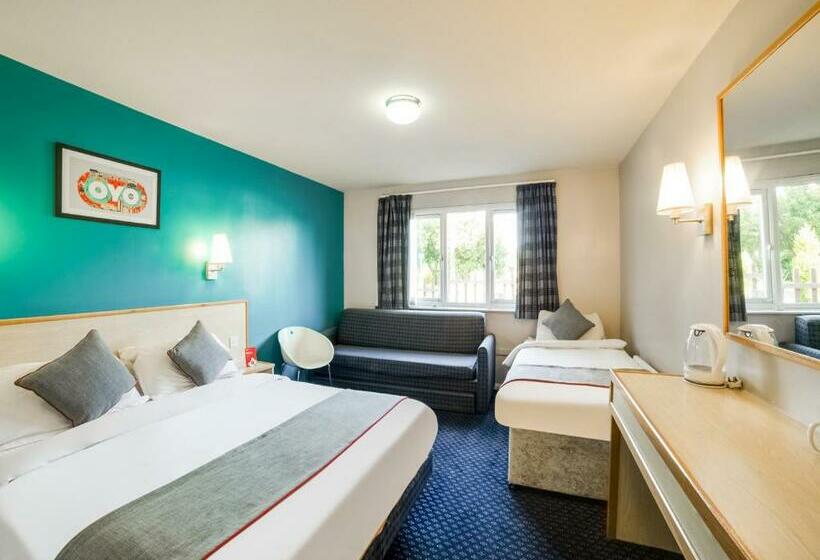 غرفة ديلوكس ثلاثية, Rafee