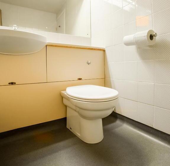 غرفة ديلوكس ثلاثية, Rafee